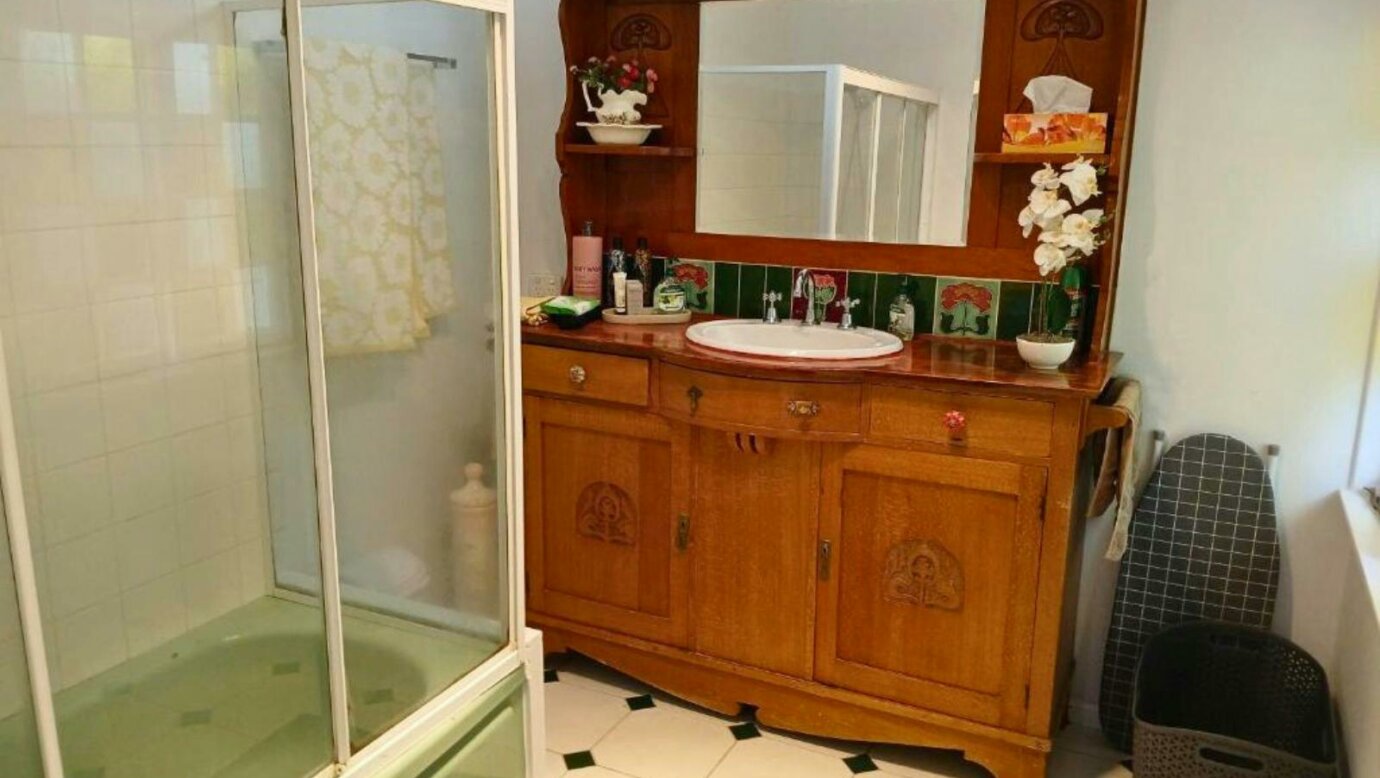 Memory Lane Queen Deluxe Suite Bathroom