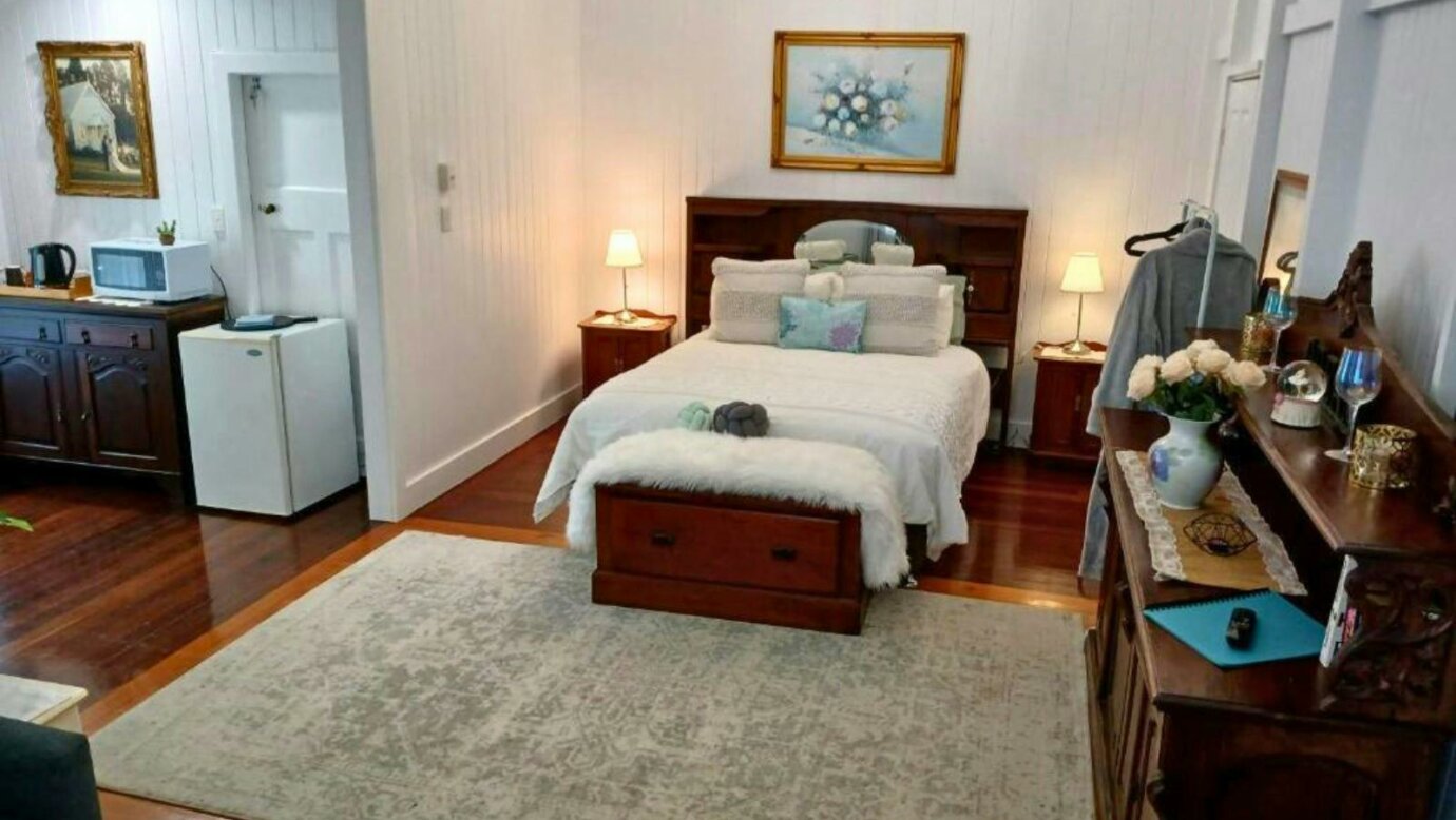 Memory Lane Upstairs Queen Deluxe Suite Bed